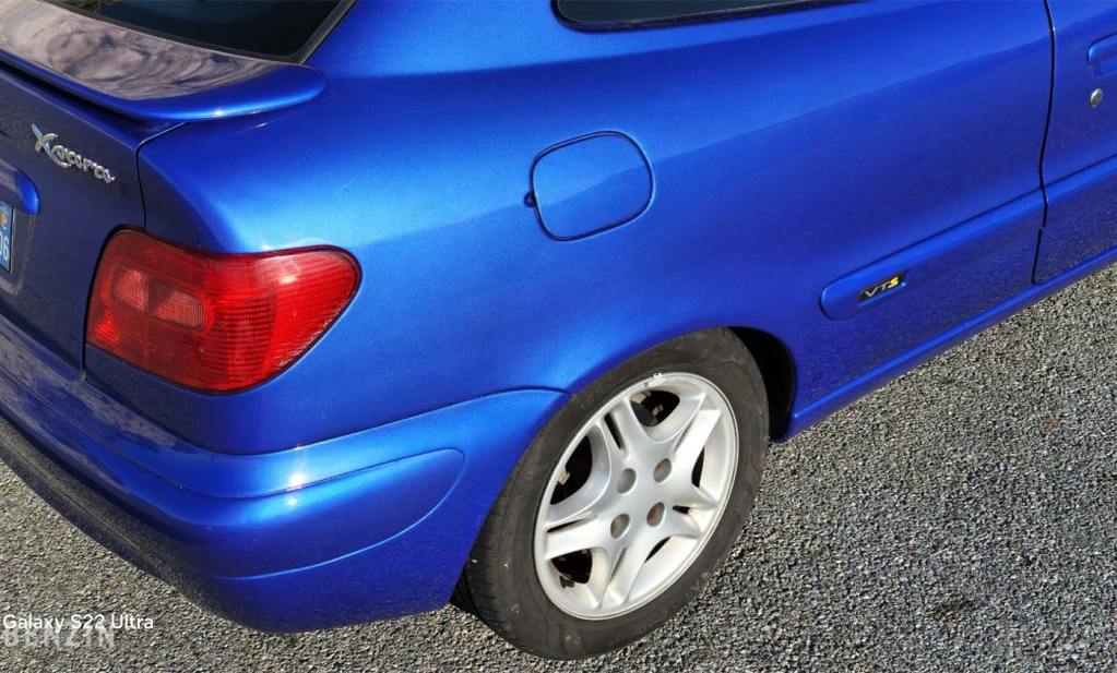 Aile arrière droite d'une Citroën Xsara VTS bleue