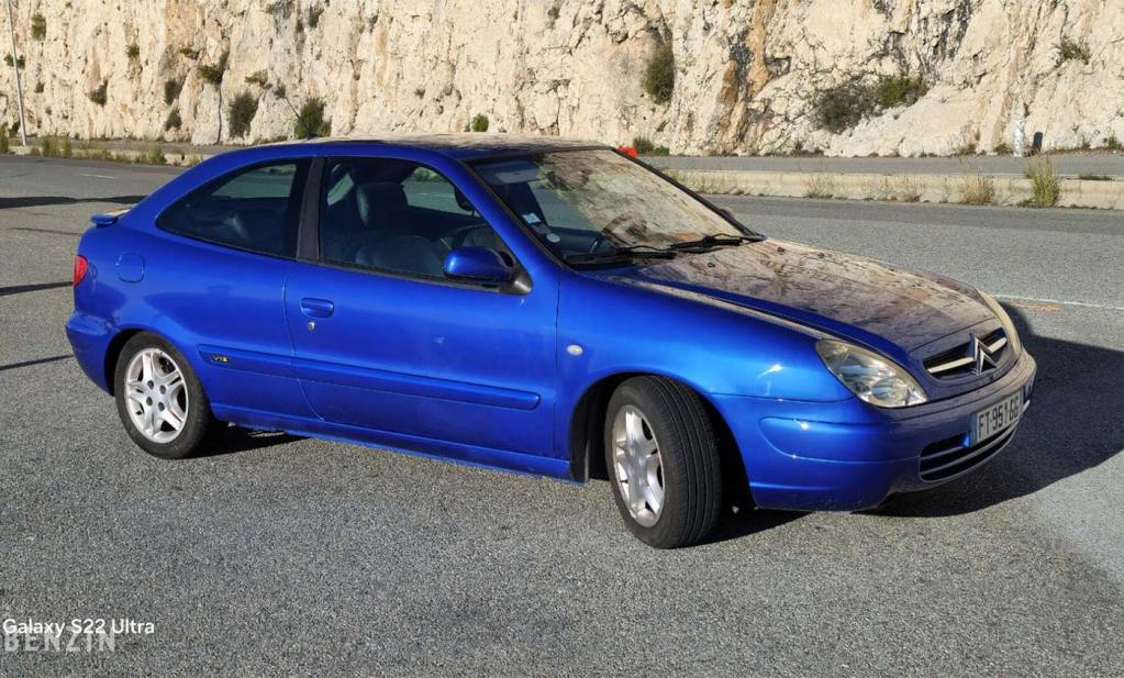 Vue 3/4 avant d'une Citroën Xsara VTS de 2002 en bleu Mauritius