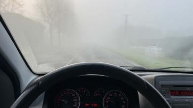 Buée sur le pare-brise d'une voiture