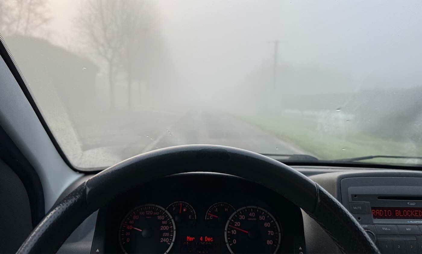 Buée sur le pare-brise d'une voiture