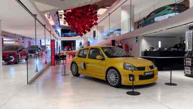 Exposition Cliorama sur les Chaps-Élysées avec une Clio V6 jaune au premier plan
