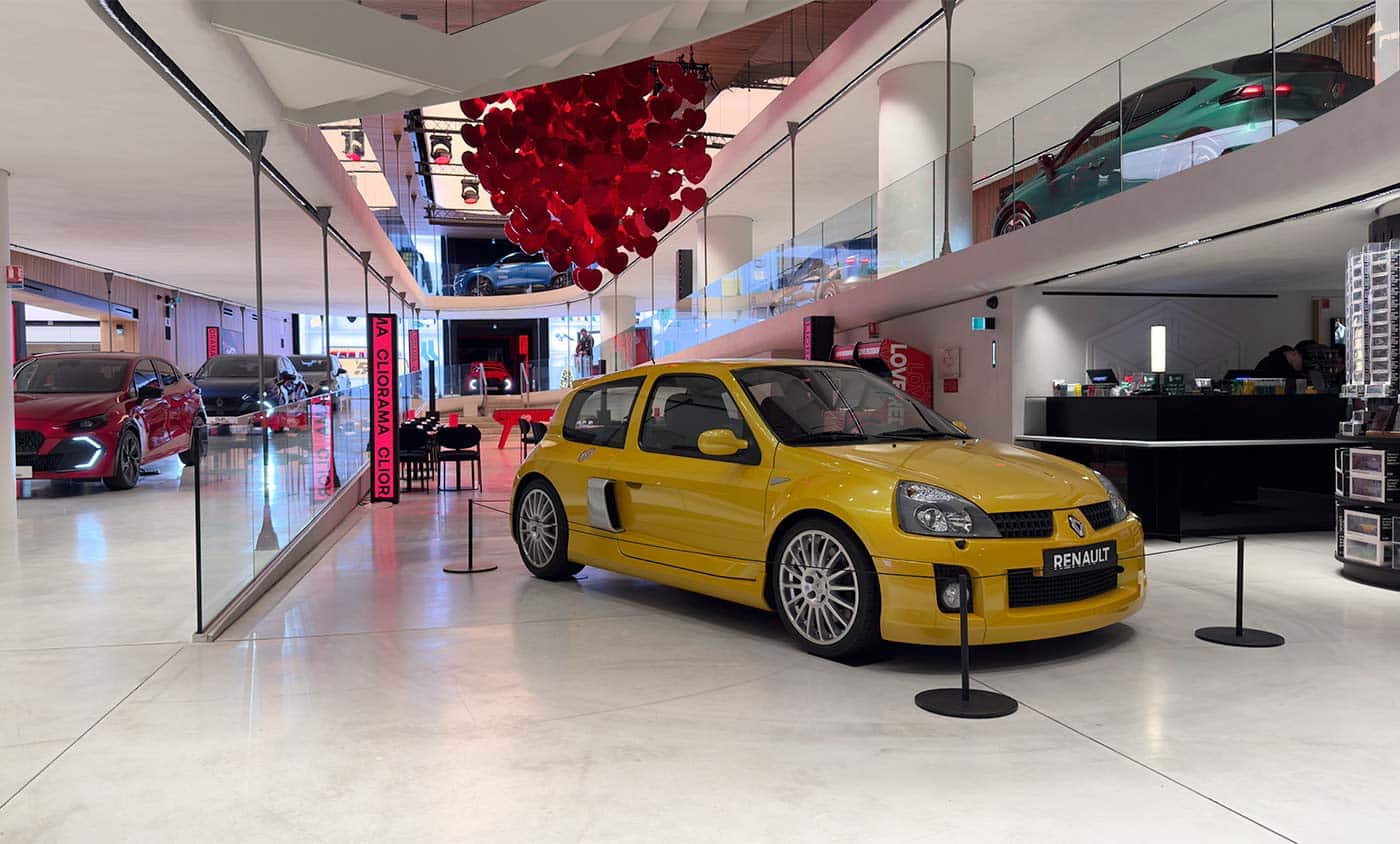 Exposition Cliorama sur les Chaps-Élysées avec une Clio V6 jaune au premier plan