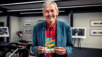 Gordon Murray tient dans ses mains une HotWheels 1/64