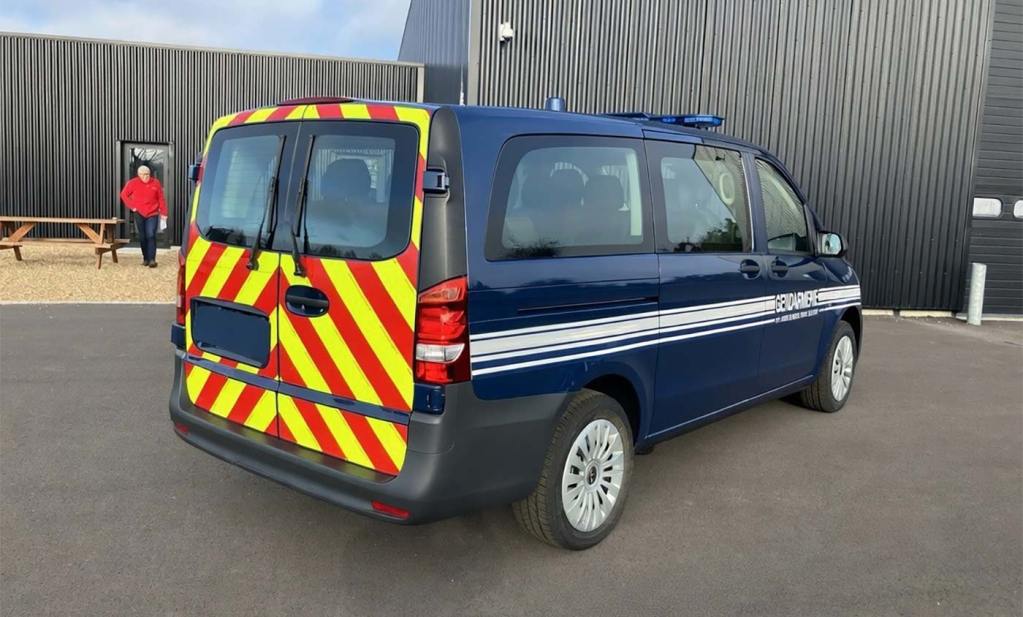 Vue 3/4 arrière d'un nouveau Mercedes Vito de la gendarmerie nationale