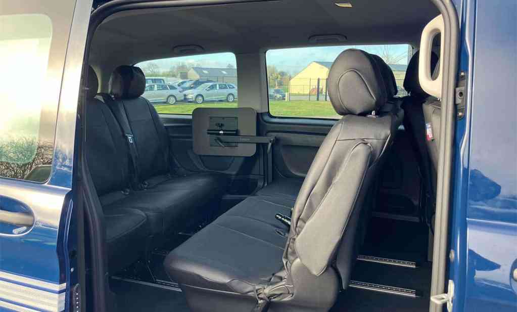 Deuxième et troisième rangs d'un Mercedes Vito 2026 de la gendarmerie nationale