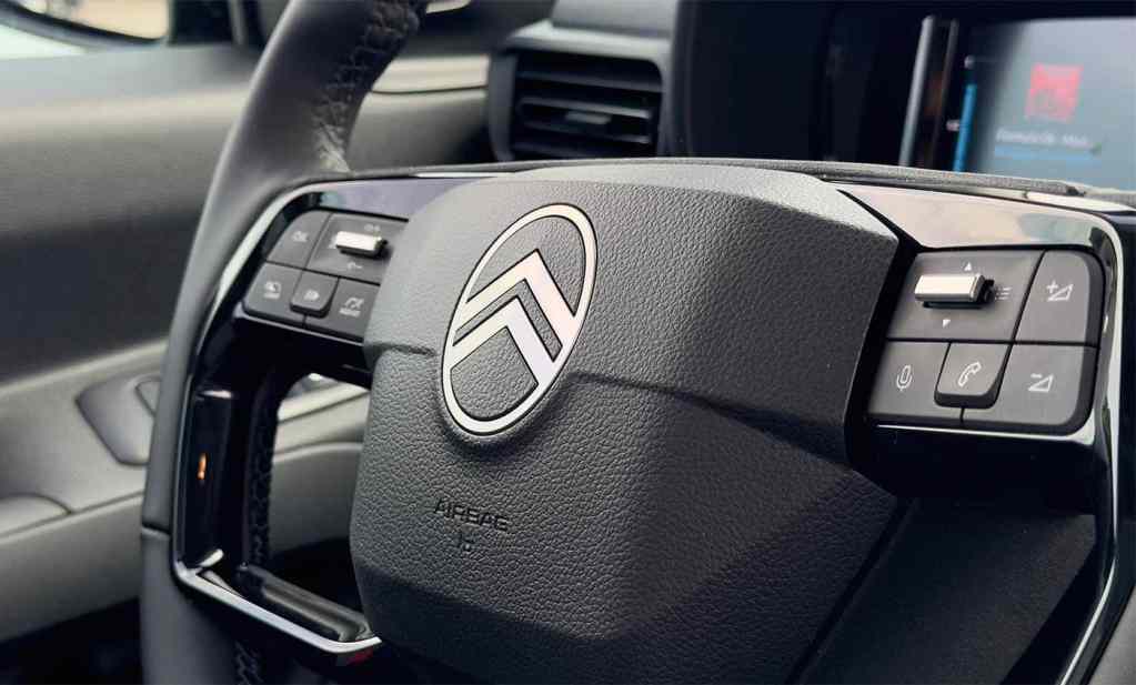 Nouveau logo sur le volant du nouveau Citroën Berlingo BlueHDi 130