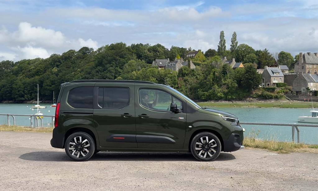 Vue de profil du Citroën Berlingo familial