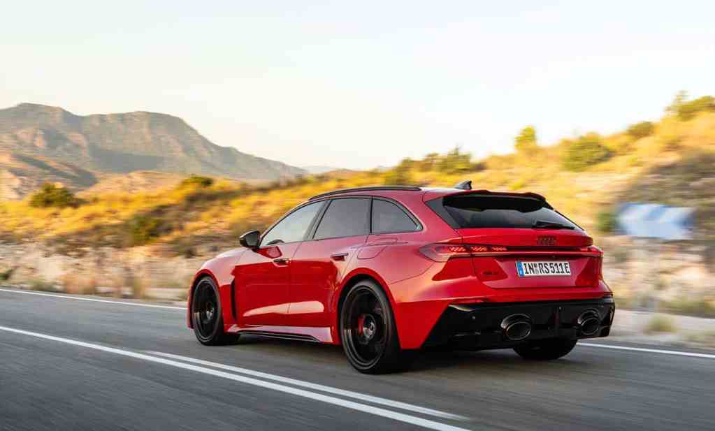 Audi RS 5 Avant rouge sur route