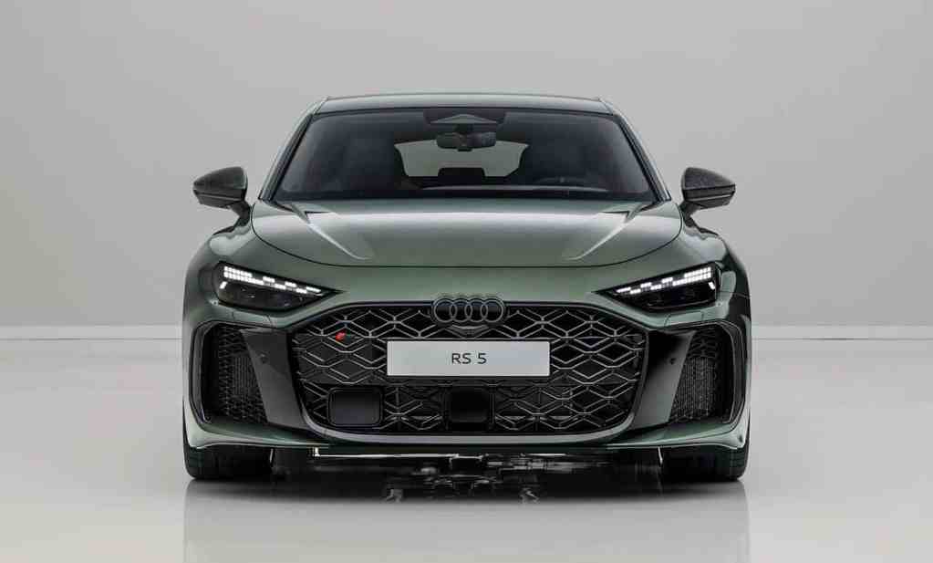 Vue avant de l'Audi RS 5 2026