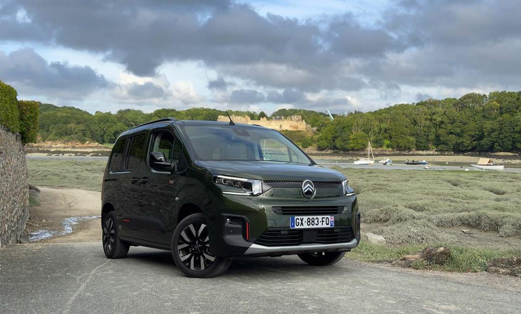 Vue en contreplongée du Citroën Berlingo 3 familial vert Sirkka