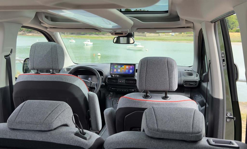 Vue plongeante sur l'intérieur du Citroën Berlingo 3