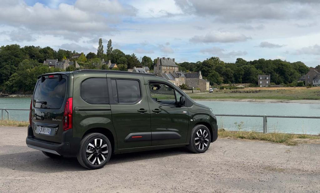 Vue 3/4 arrière d'un Citroën Berlingo BlueHDi de 130 chevaux