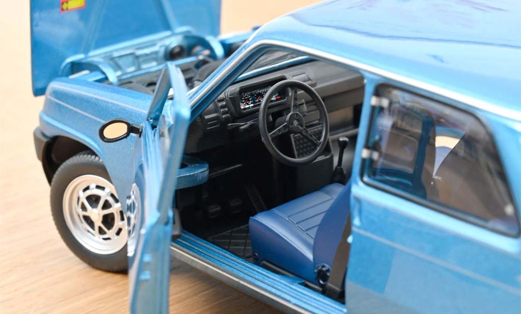 Vue intérieure de la Renault 5 Alpine de Norev à l'échelle 1/18