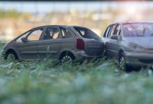 Deux voitures miniatures qui se heurtent en reculant