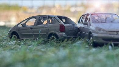 Deux voitures miniatures qui se heurtent en reculant