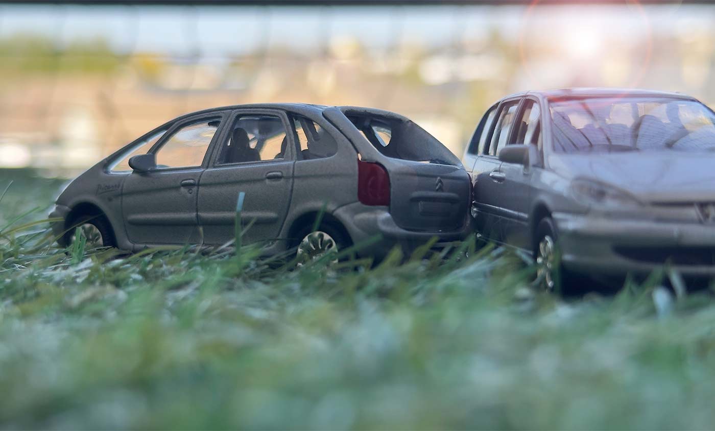 Deux voitures miniatures qui se heurtent en reculant