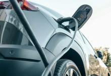 Voiture électrique en cours de recharge sur une borne