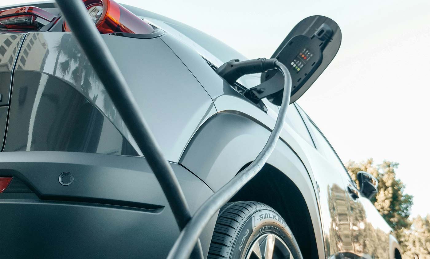 Voiture électrique en cours de recharge sur une borne