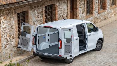 Volkswagen Transporter de dernière génération blanc avec les portes ouvertes