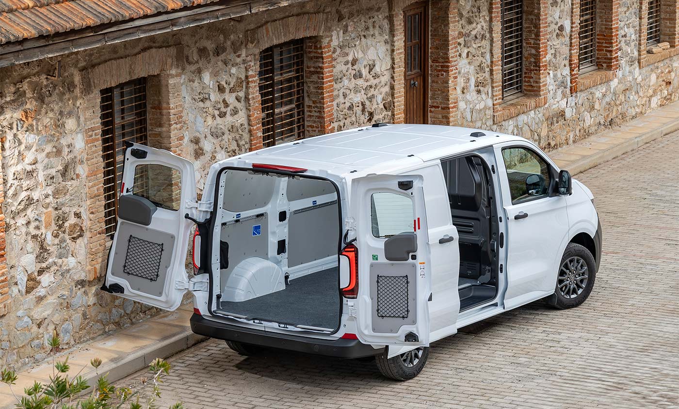 Volkswagen Transporter de dernière génération blanc avec les portes ouvertes