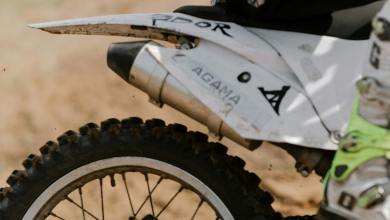 Pot d'échappement sur une moto 50cc