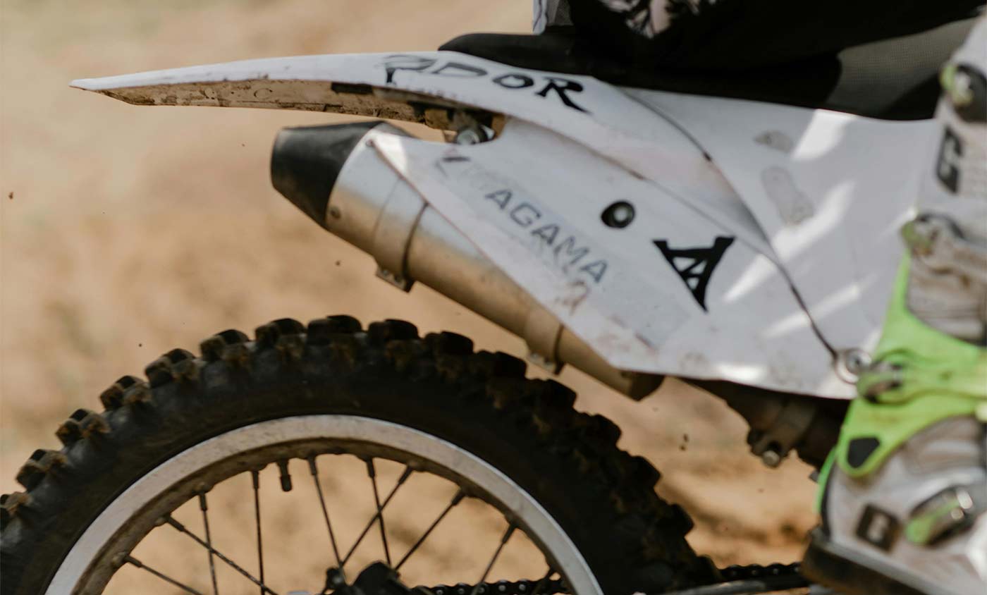 Pot d'échappement sur une moto 50cc