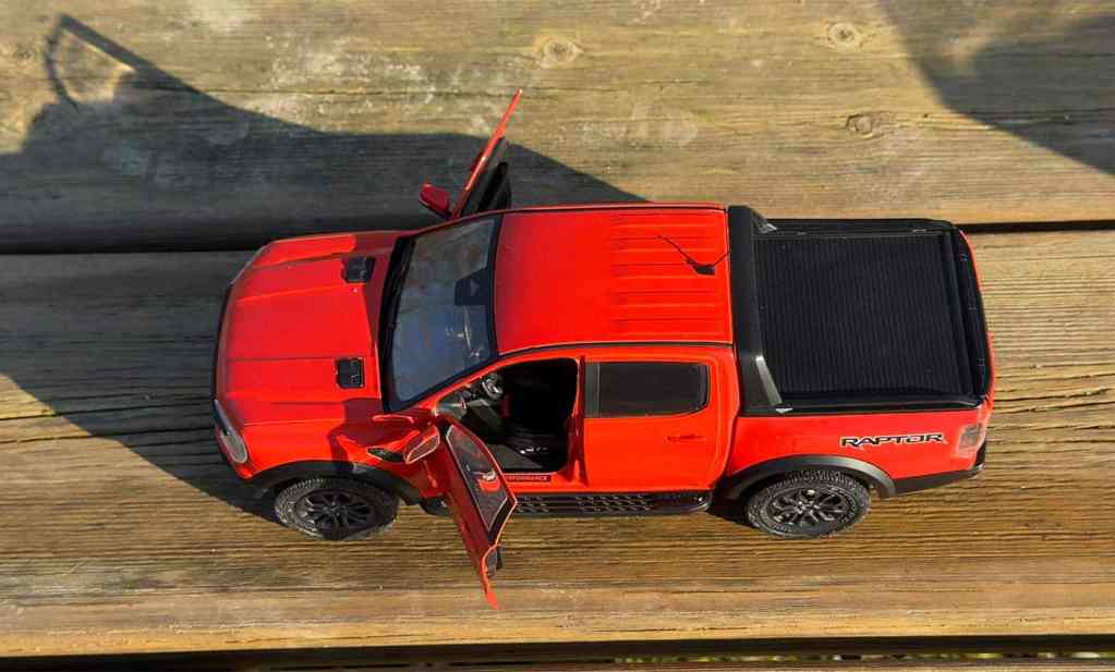 Ford Ranger Raptor 1/18 de Solido avec les portes avant ouvertes