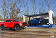 Ford Ranger Raptor de Solido à l'échelle 1/18, en orange et en bleu