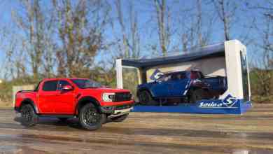 Ford Ranger Raptor de Solido à l'échelle 1/18, en orange et en bleu