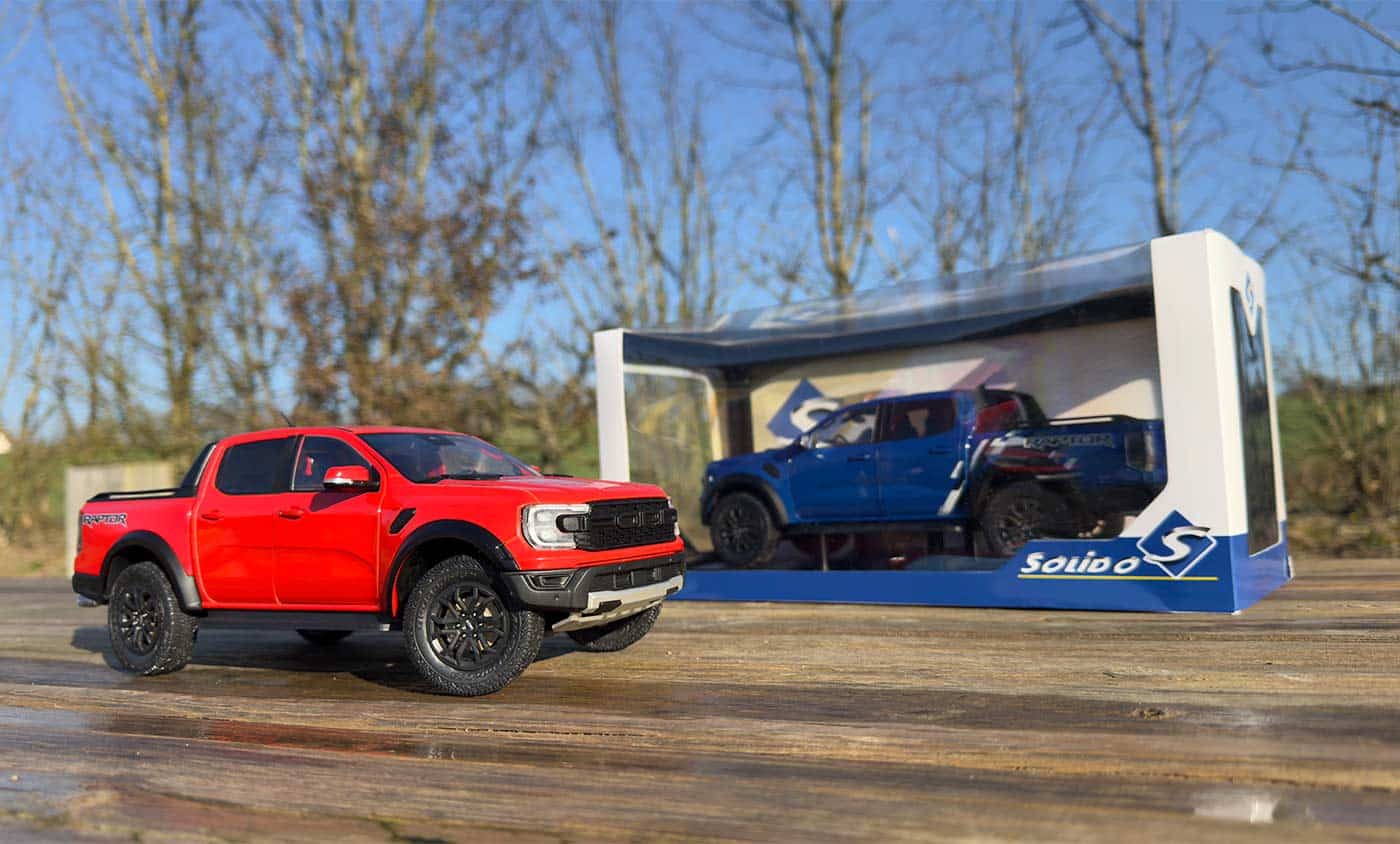 Ford Ranger Raptor de Solido à l'échelle 1/18, en orange et en bleu