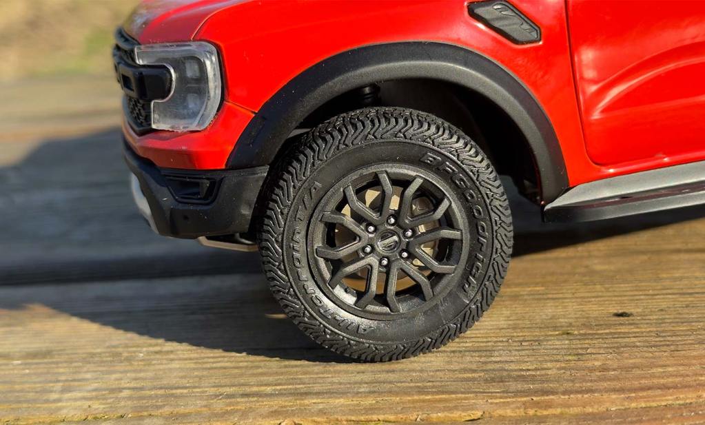 Gros plan sur une roue du Ford Ranger Raptor de Solido à l'échelle 1/18