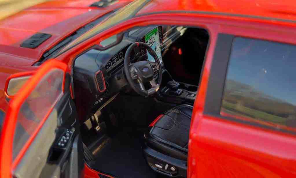 Vue sur l'intérieur du Ford Ranger Raptor de Solido orange à l'échelle 1/18