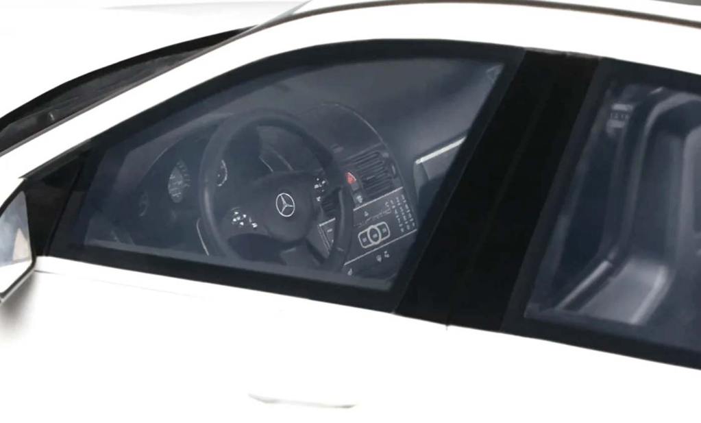 Intérieur de la Mercedes C 63 AMG de GT Spirit à l'échelle 1/18