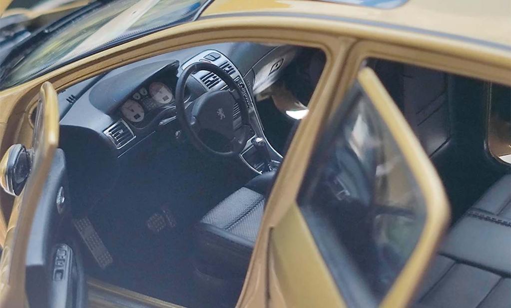 Vue sur l'intérieur de la Peugeot 307 berline de Paudi Model avec les portières ouvertes