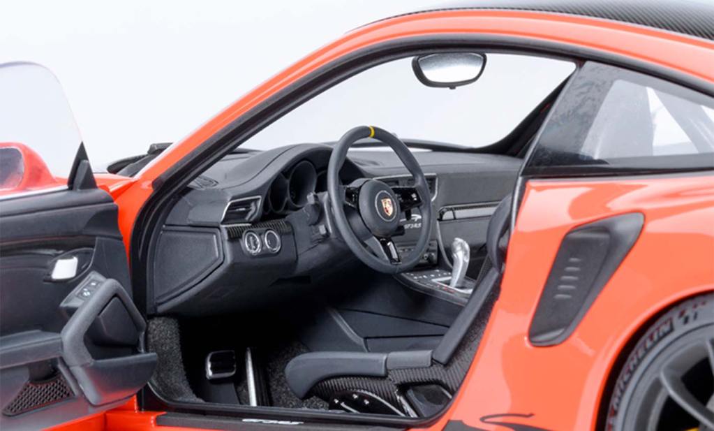 Vue sur l'intérieur de la Porsche 911 (991.2) GT3 RS d'AUTOart à, l'échelle 1/18