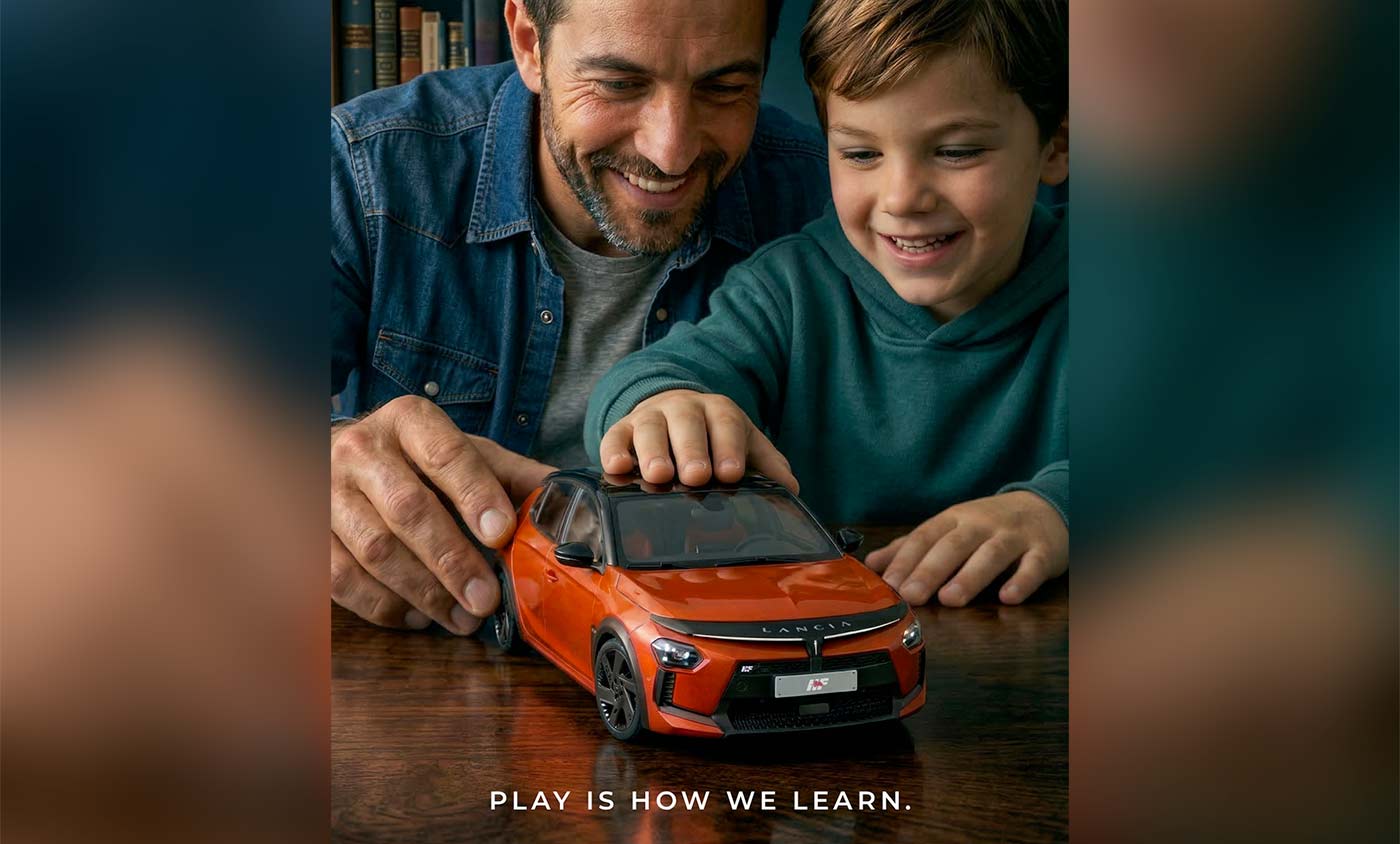 Illustration présentant un père et son fils regardant une Lancia Ypsilon HF orange à l'échelle 1/18