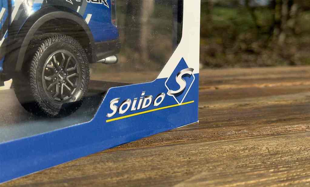 Logo Solido sur une boîte de Ford Ranger Raptor à l'échelle 1/18