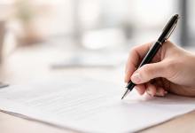 Main en train de signer un contrat