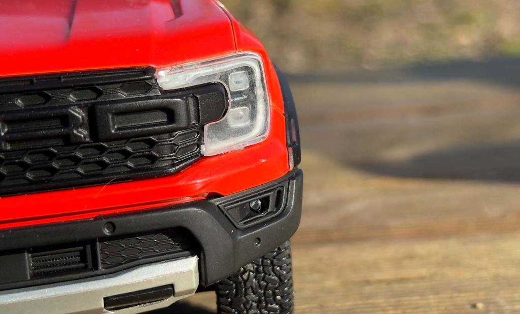 Gros plan sur les phares d'un Ford Ranger Raptor 1/18 de Solido