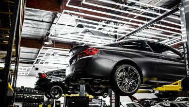 Pont élévateur de voiture dans un garage