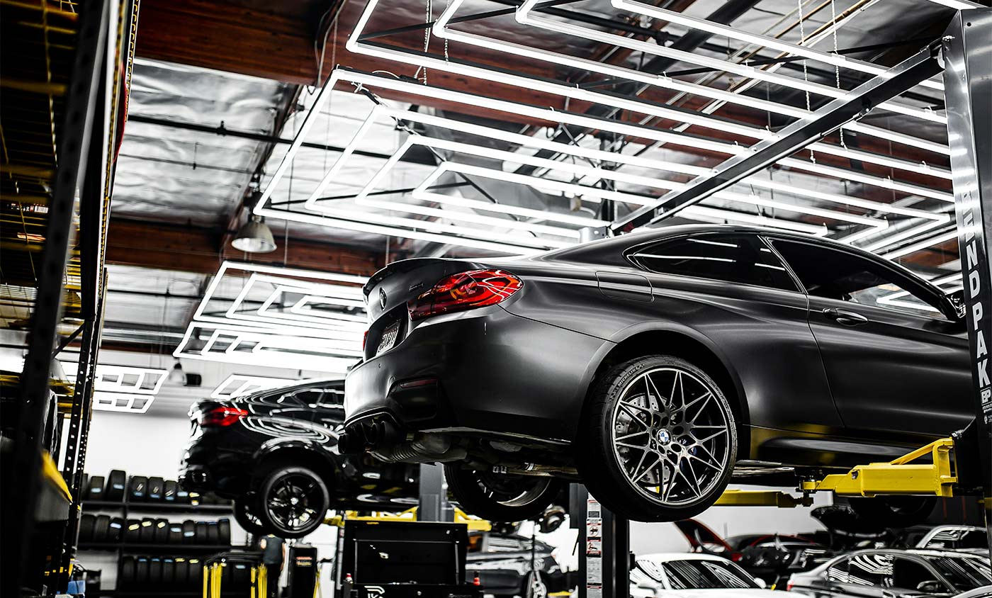 Pont élévateur de voiture dans un garage