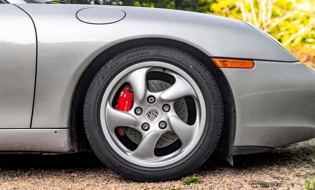 Gros plan sur la jante d'une Porsche Boxster S de type 986