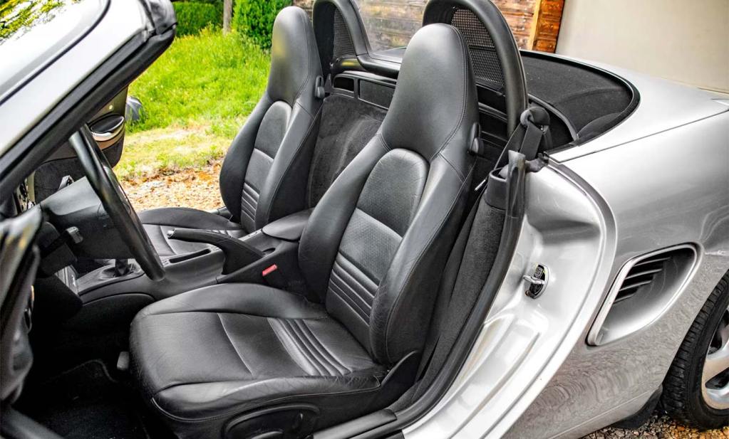 Sièges d'une Porsche Boxster S de type 986 avec la sellerie en cuir noir