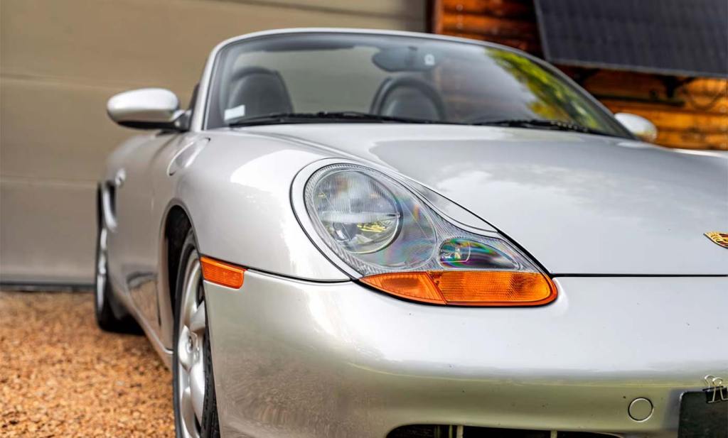 Gros plan sur le bloc optique avant d'une Porsche Boxster S de 2000 avec le clignotant orange
