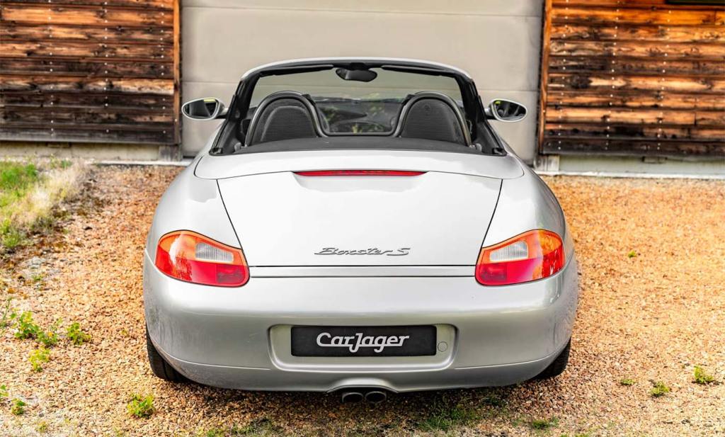 Vue arrière d'une Porsche Boxster S (986) grise