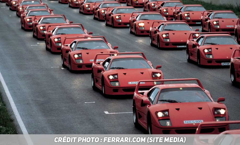 Ferrari F40 sur un circuit automobile