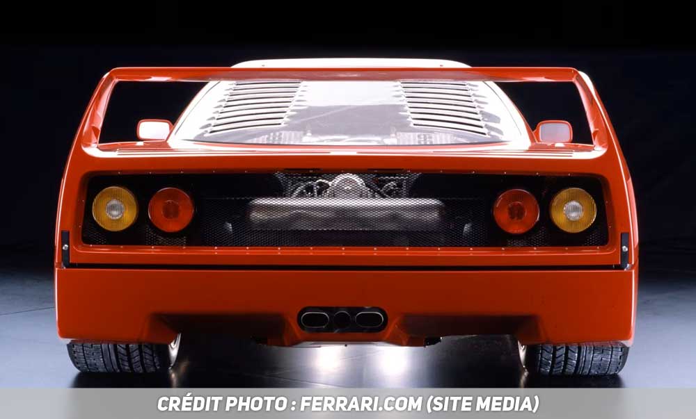Vue sur l'arrière de la Ferrari F40