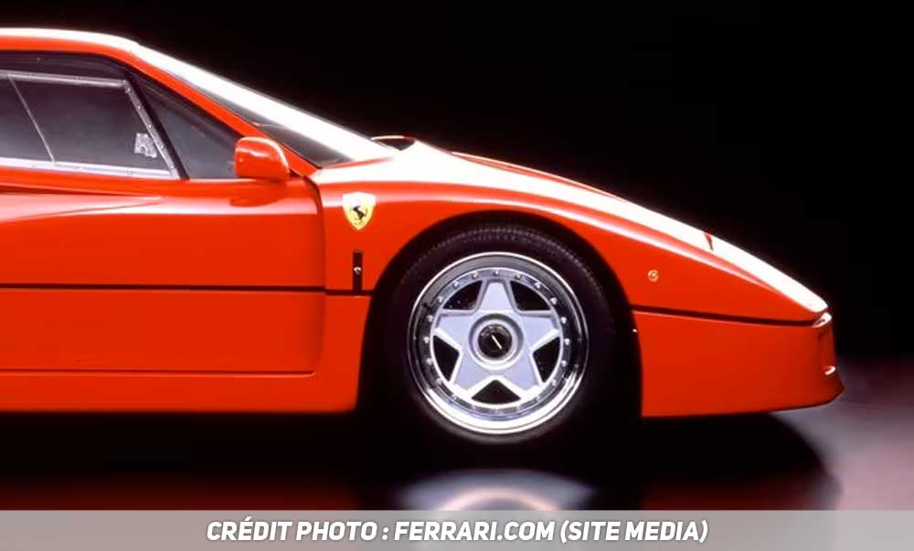 Vue sur l'avant d'une Ferrari F40