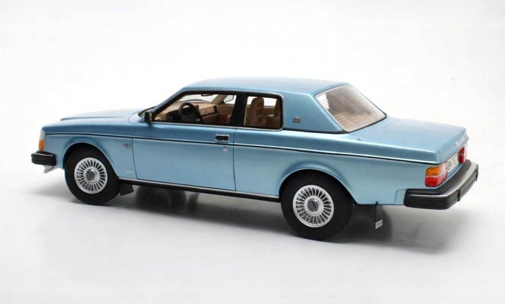 Vue en 3/4 arrière de la Volvo 262C Bertone de Cult Models à l'échelle 1/18, en bleu