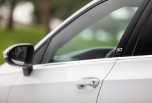 Vue de profil d'une Volkswagen Golf de couleur blanche